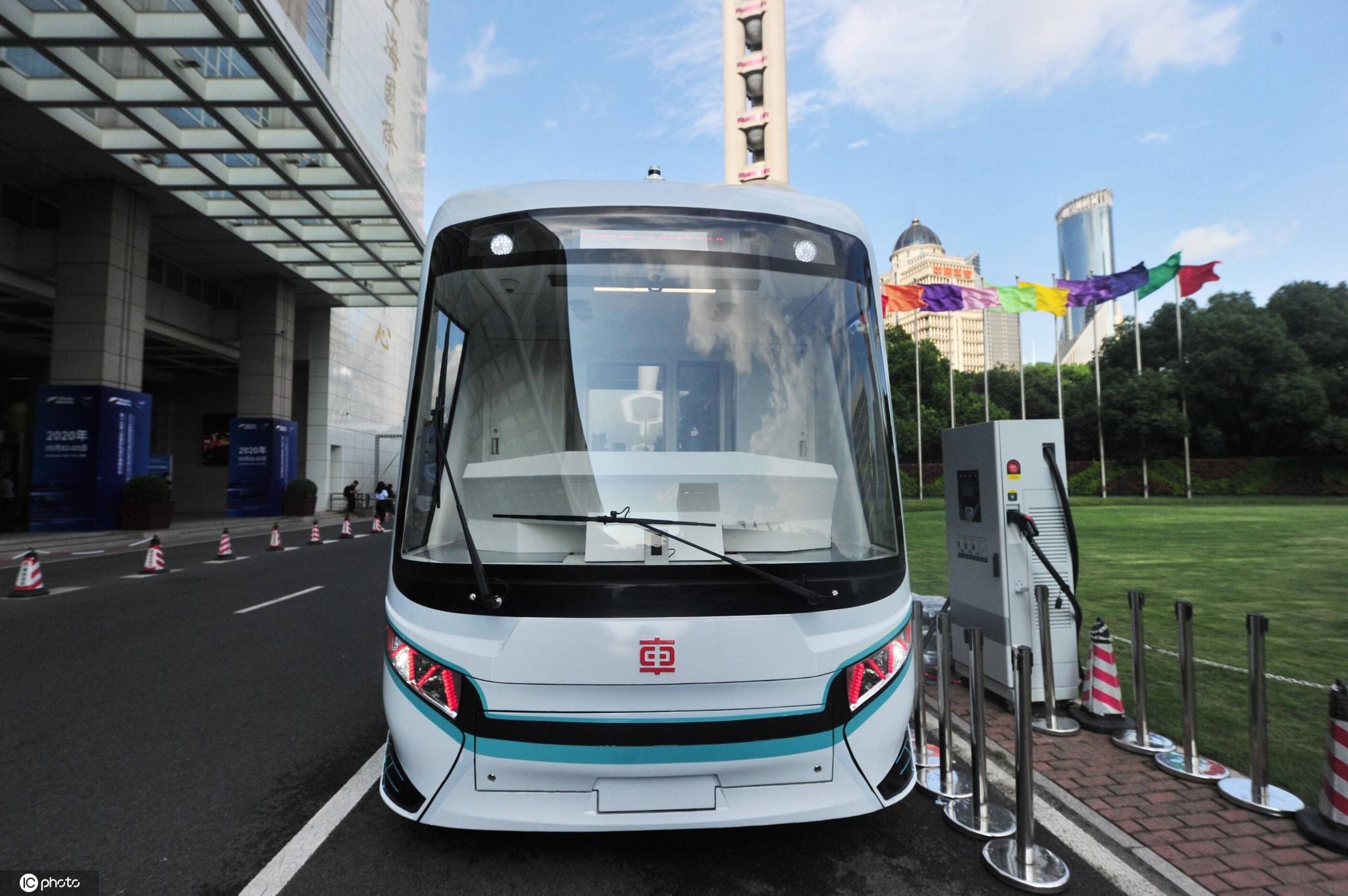 全球首列数字轨道胶轮电车亮相上海