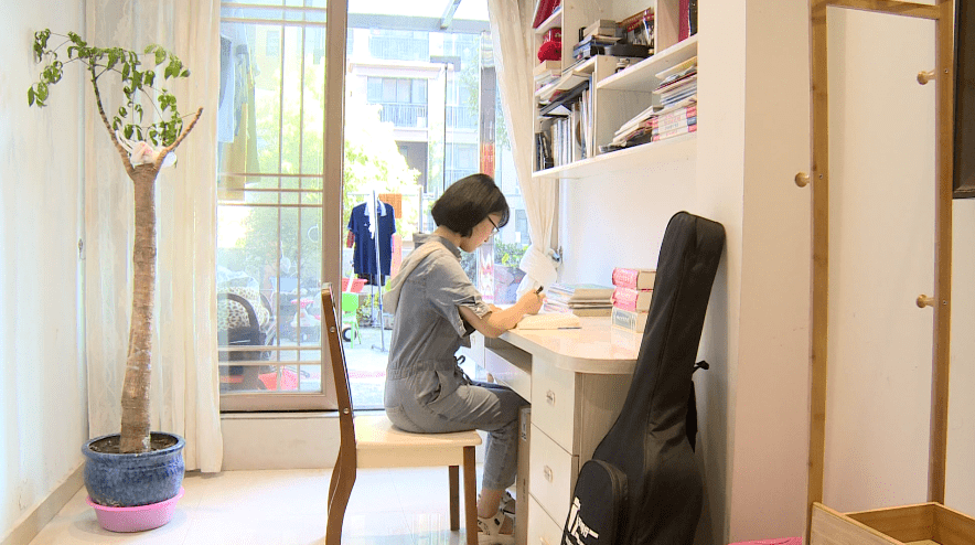 翔宇学校教师 陈松清沈宇蒙勤奋好学,从小成绩优异.