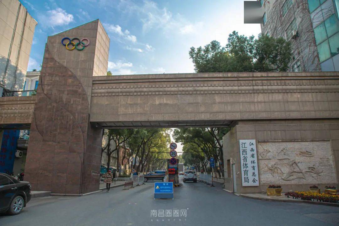 走进福州路,第一个看到的就是江西省体育馆.