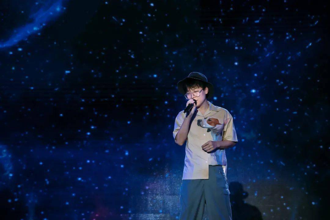 王啸坤特邀出席86358电影短片交流周,倾情献唱《像悲剧的电影一样》