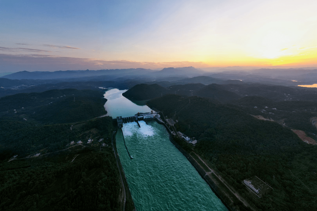 防洪度汛中的大坝群愈战斗愈美丽