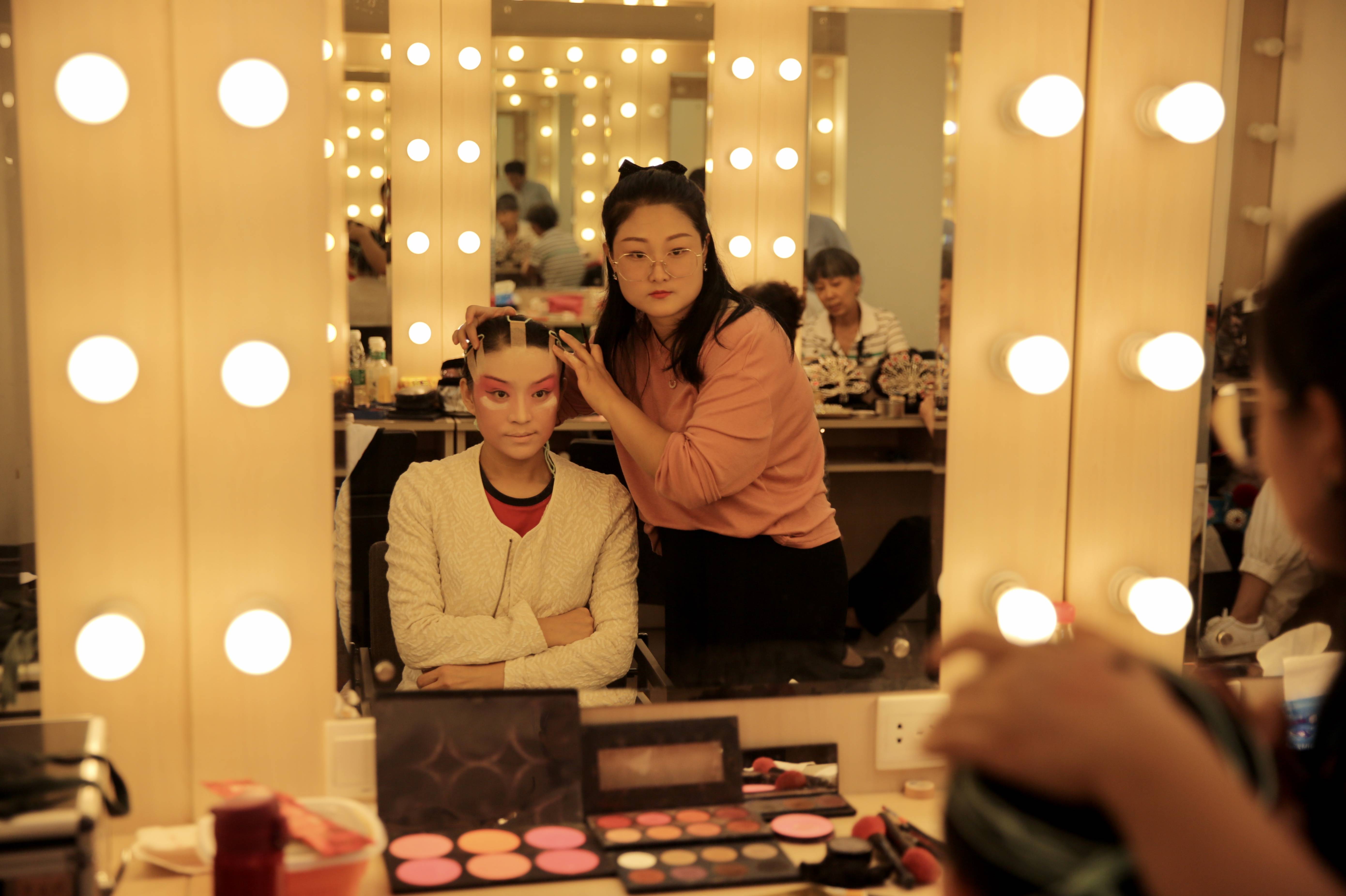 新编京剧《五丑四美图》首演直播,为小屏观众调整表演