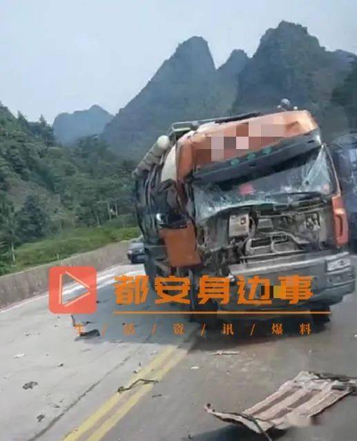 要紧都安发生三车事故现场一片狼藉