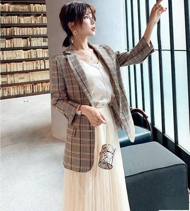 秋天穿一件小西装搭配裙子牛仔裤西裤40岁女人充满魅力