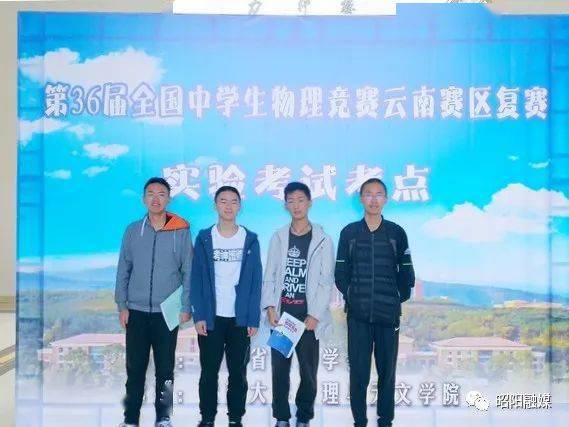 点赞昭通学子邱子涵点滴积累用试卷和书本铺出未来
