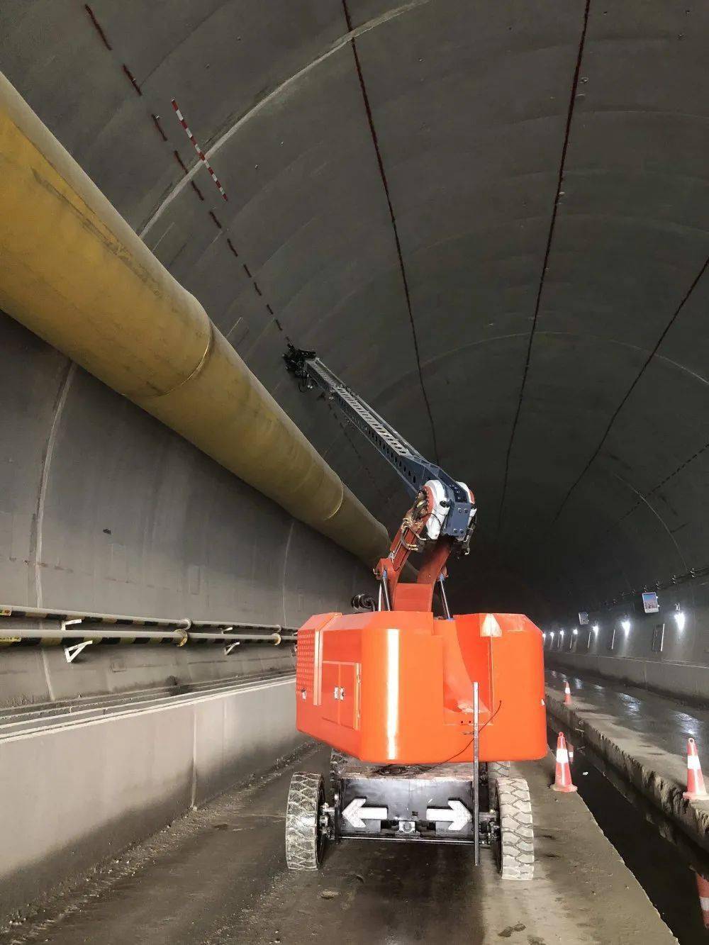 特点:利用手持遥控器便可实现自动安全行走和无人托举雷达天线.