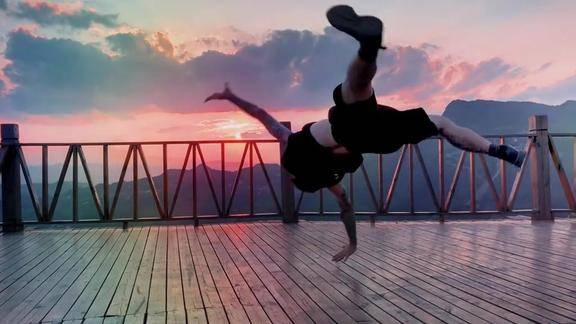 2019街舞breakingbboy大神的powermove厉害了在贵州山色还是很好