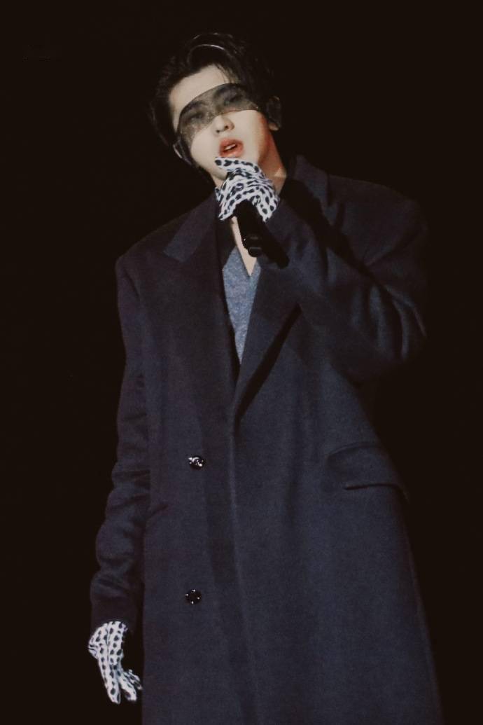 去年今日黑纱蒙眼惊艳四座蔡徐坤gq盛典带来蒙着眼绝美舞台