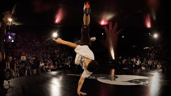 中国新锐舞者的偶像bboy细超用实力展现真正的技术