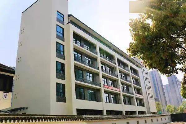 惠风书院鄞州区另外,与姚江书院一路之隔的另一所九年一贯制私立学校