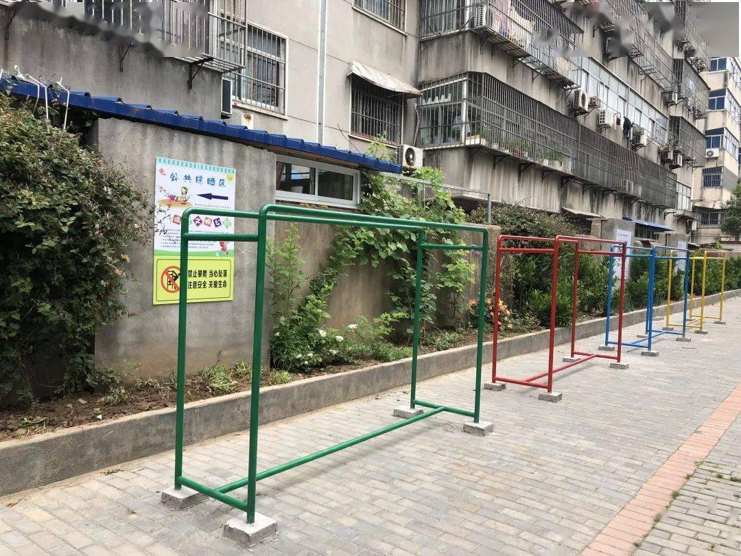 由于基础设施不配套,小区里随意拉绳晾晒的现象十分普遍