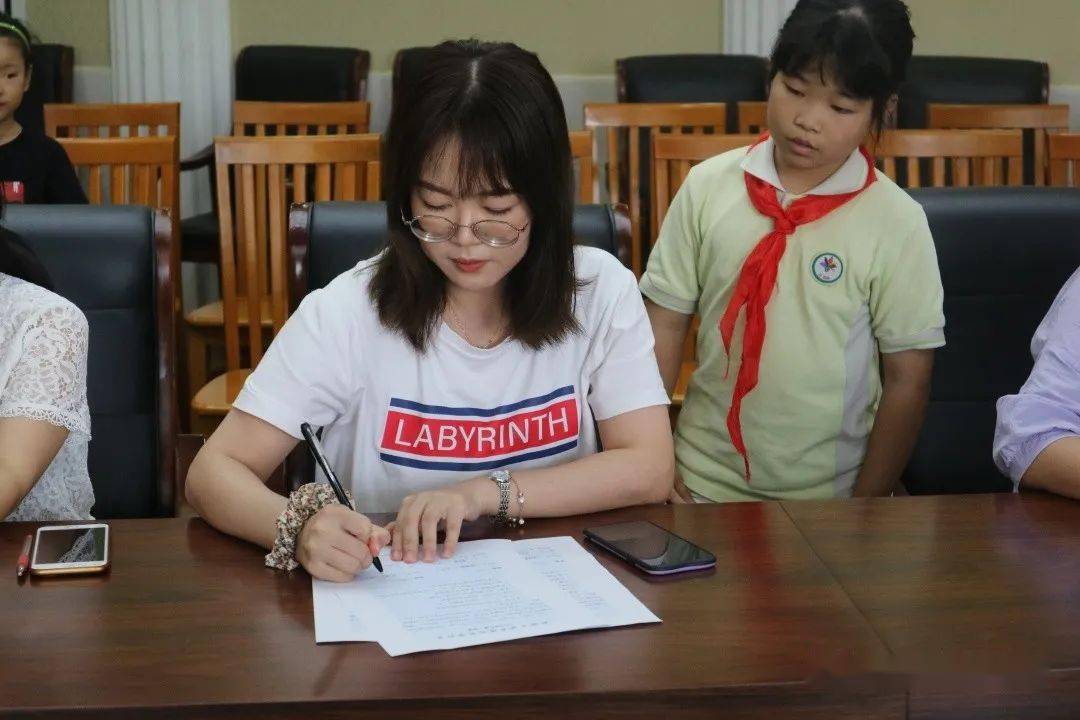 大手牵小手 成长心连心 四团小学开展一,四年级友谊中队结对仪式_王玮