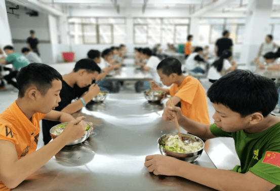 关注龙胜镇初级中学已投入使用开学第一天迎来了她的第一批学生