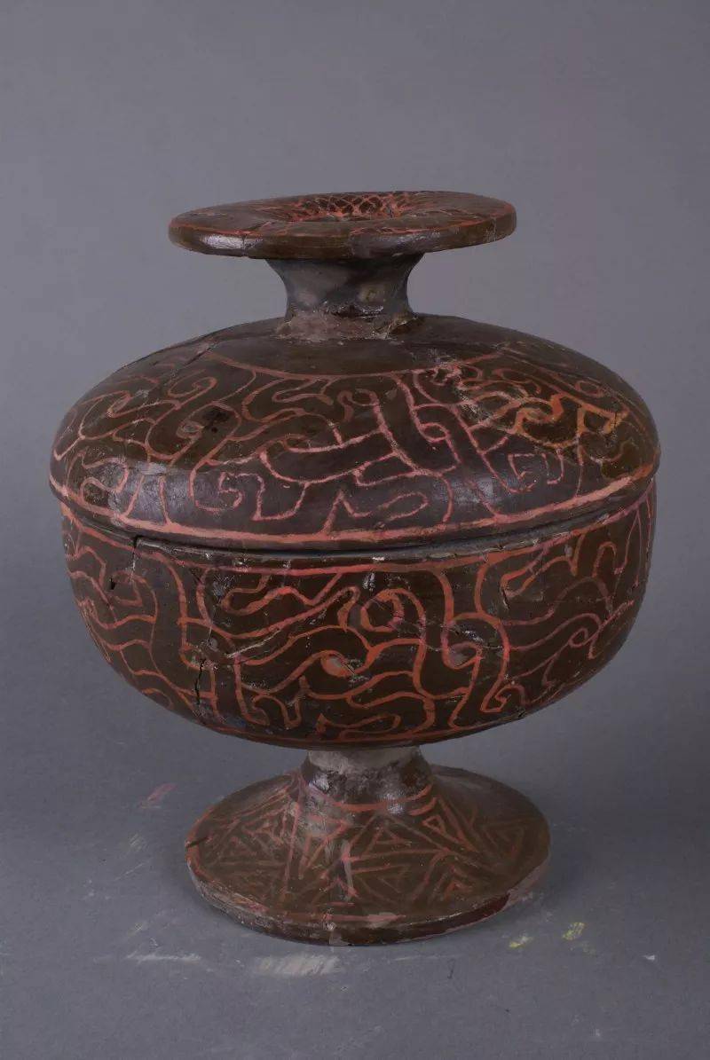 洛南县西寺冀塬墓葬为一椁二棺,随葬一组精美的鼎,豆,壶仿铜陶礼器