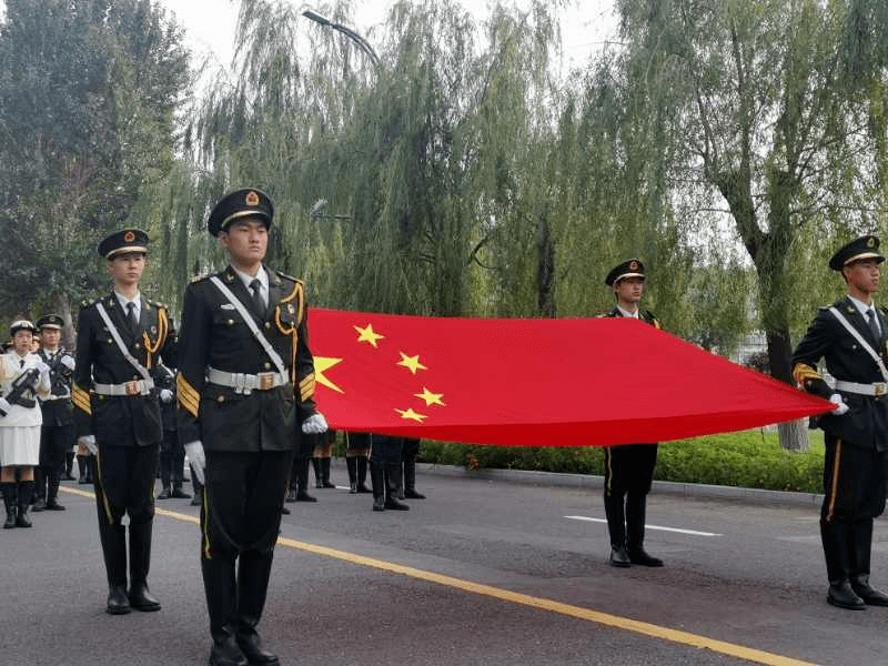 国旗护卫队圆满完成新学期升旗任务