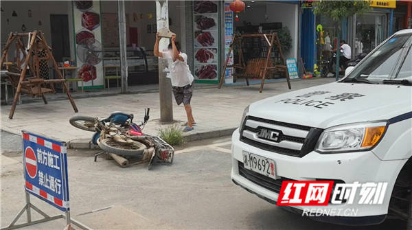 江永:摩托车无证无牌上路 司机撒泼耍赖砸车被拘_ 红网