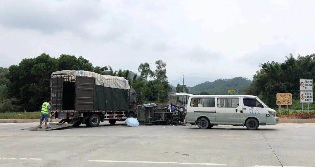 揭西一路口發生車禍殯儀館車也在現場