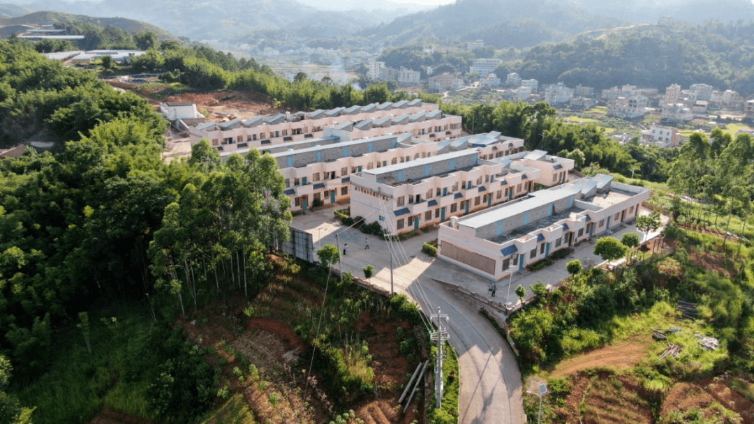 岑溪市"将支部建在产业链上"的号召,示范带头将组织关系转移到南渡镇