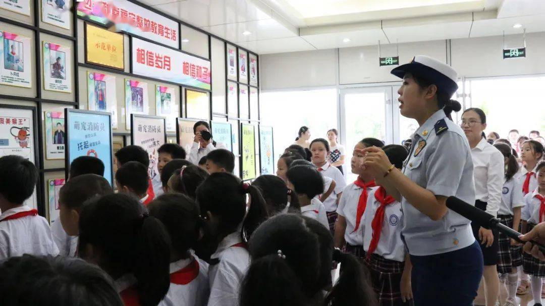 山海天驻龙山小学全体同学上的开学第一课,通过参观消防动漫人物