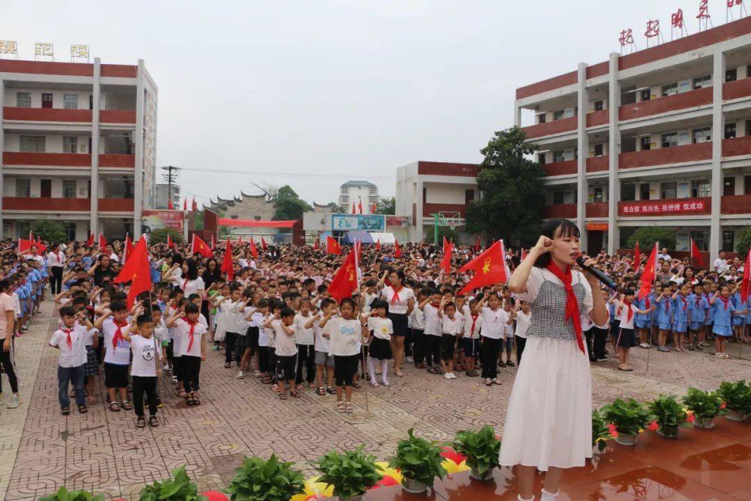 刘名松副校长对本次开学典礼进行了总结,他希望大家牢记王先清校长的