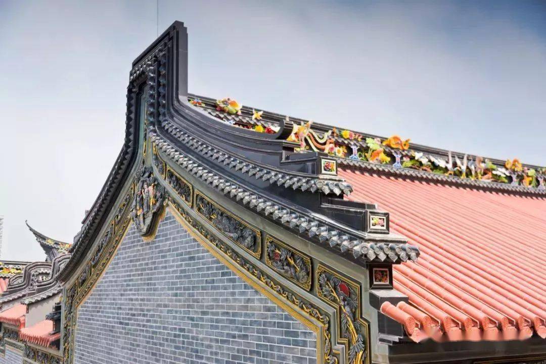 五行山墙,顾名思义,可知是以"金,木,水,火,土"五种样式来装饰的山墙