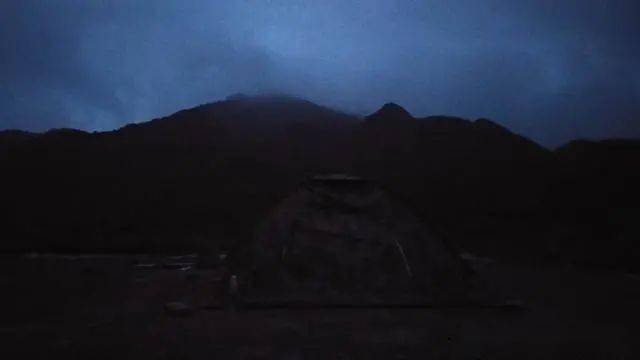 信宜这座山周边多坟墓,一驴友却独自在露营!你敢吗?