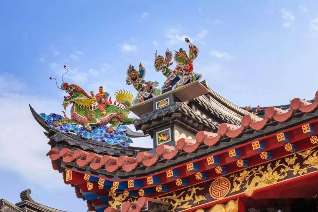 种建筑装饰形式, 由于滨海的地理与气候,使潮汕屋顶塑像易受风雨侵蚀