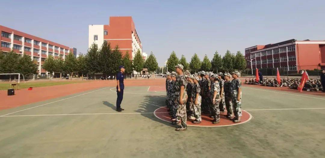 未成年人思想道德建设一抹军绿淬炼青春岚山区碑廓中学新生军训闭训式