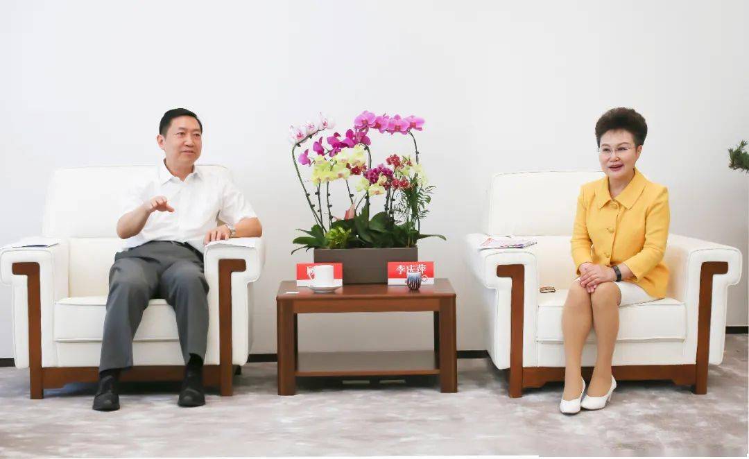 书记顾军与中信集团党委委员,副总经理,中信银行董事长李庆萍在京会谈