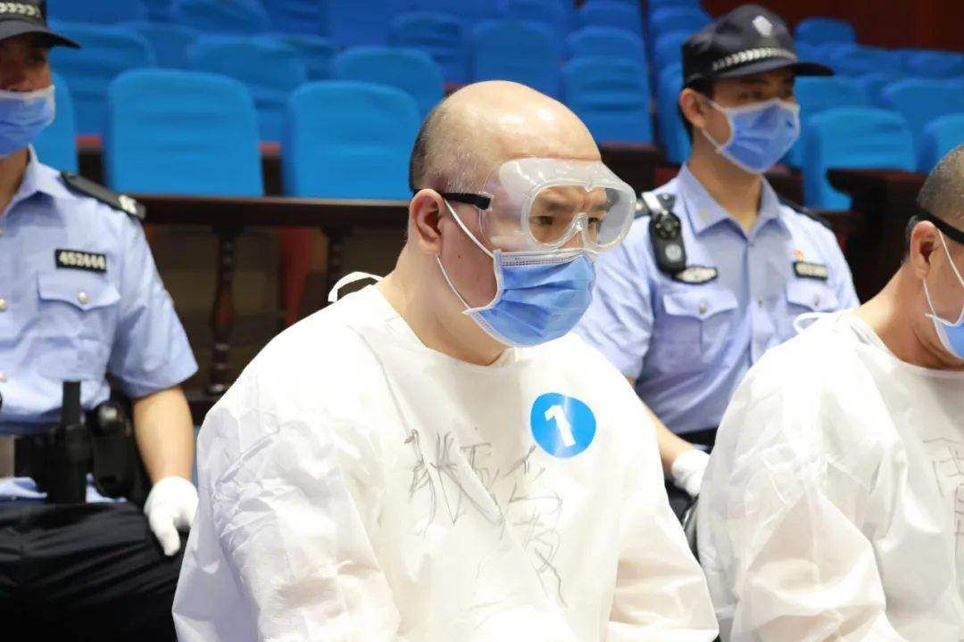 毒枭黑老大张加爱一审获死刑提出上诉11人涉黑案二审开庭