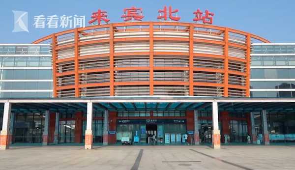 柳州铁路公安处来宾北站执勤民警发现,有两名年幼的小孩在进站口徘徊