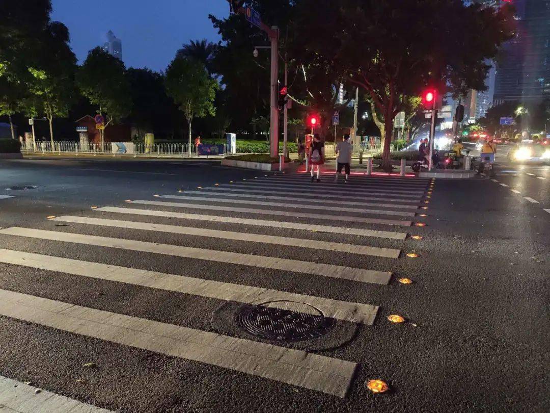 强提醒天河北路长在地上的红绿灯正式启用啦地面还多了黄色闪烁小眼睛