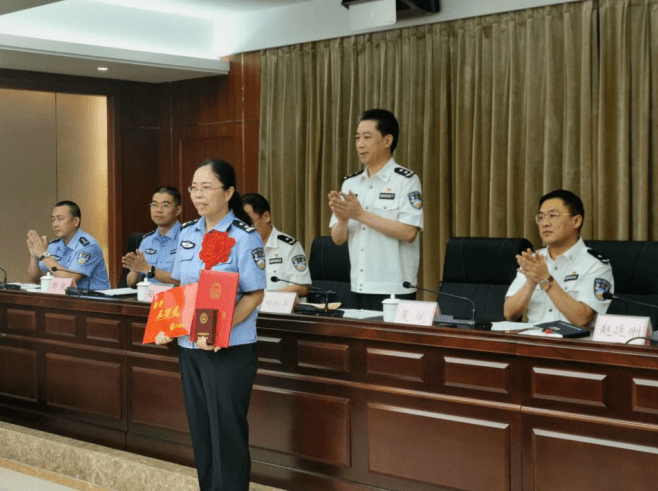 仪式上,重庆市公安局党委委员,政治部主任叶和平宣读