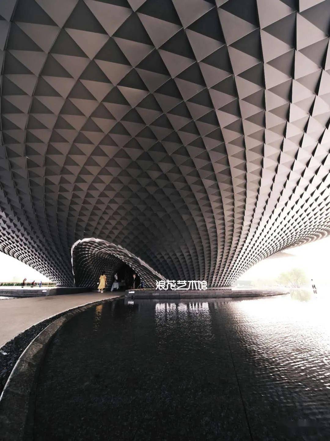 悬挑建筑邂逅浪花艺术馆