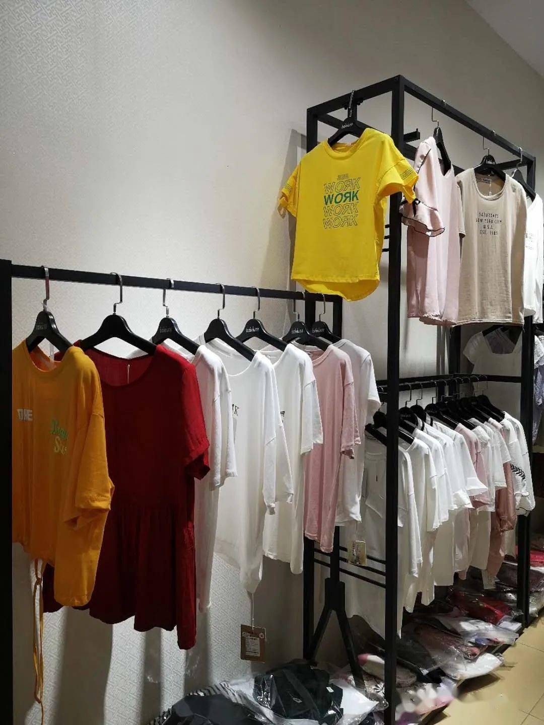 百袖女装甩货清仓公告,全部服装亏本甩卖:夏款3.9折,秋款4.9折.