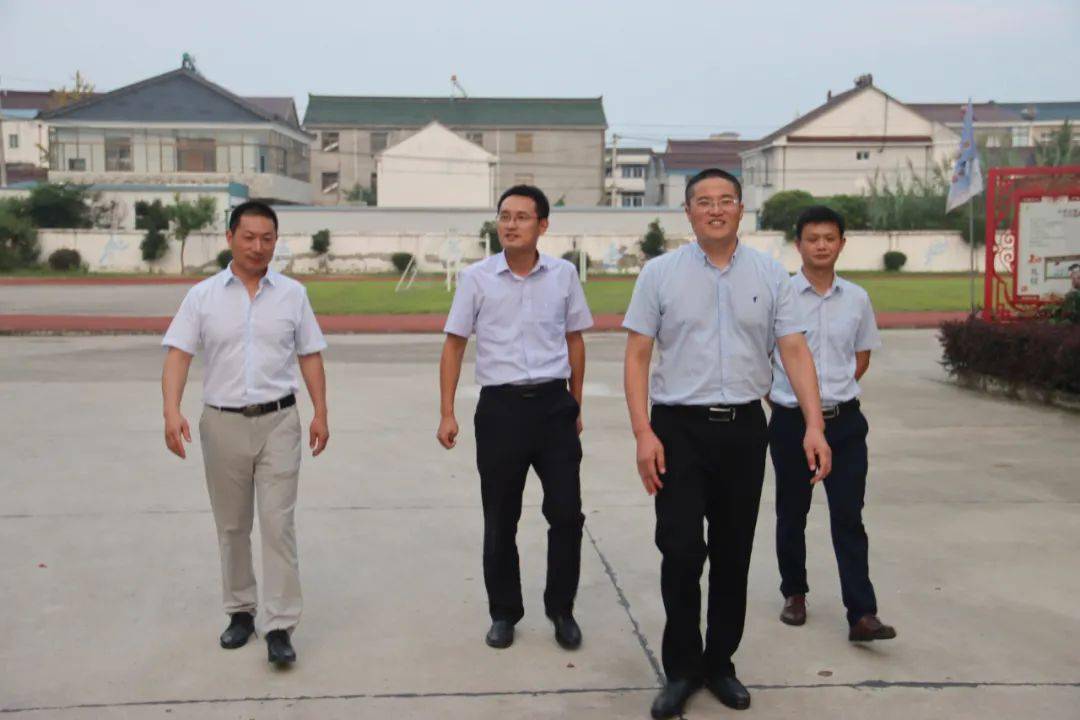 尊师重教,情系发展 ——东台市新街镇党委政府领导在教师节前夕走访