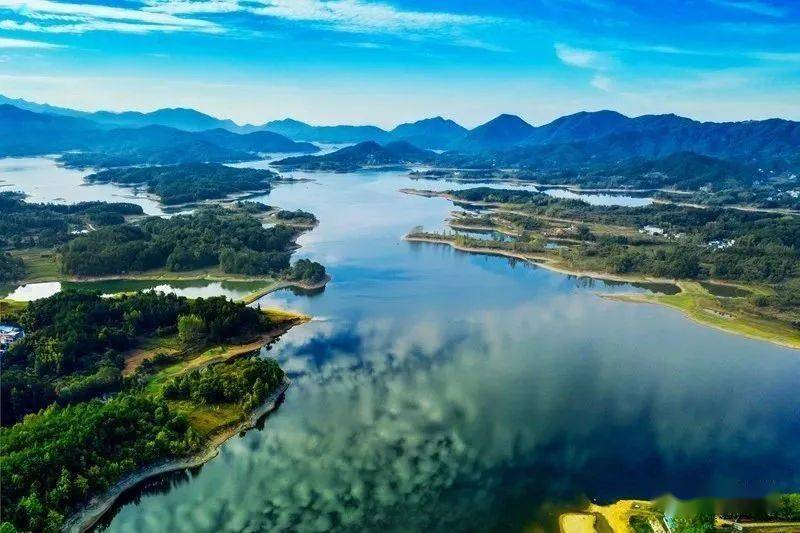 关注叶牡珍从一条弯曲的路穿过匡河镇