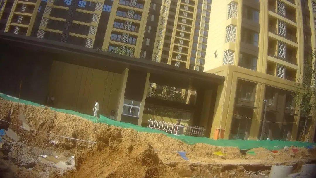 关注龙湖昱城天玺小区小区交付道路配套却滞后