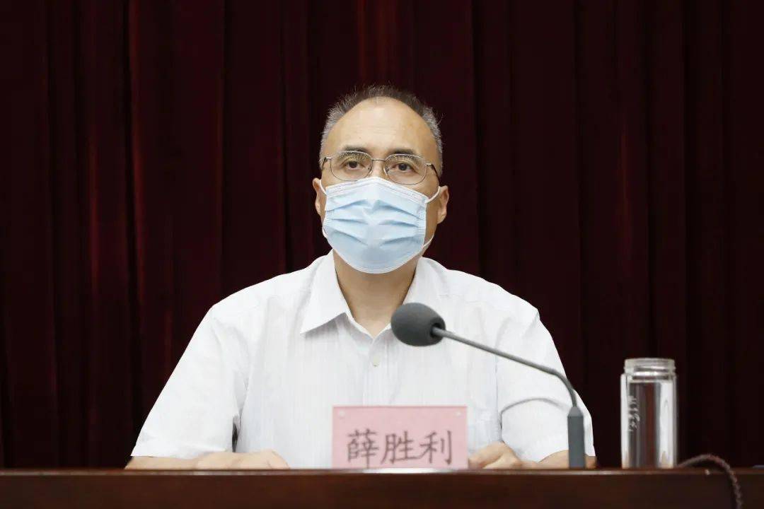 市政法系统第四督察巡查组组长,市委政法委副书记薛胜利通报了《市