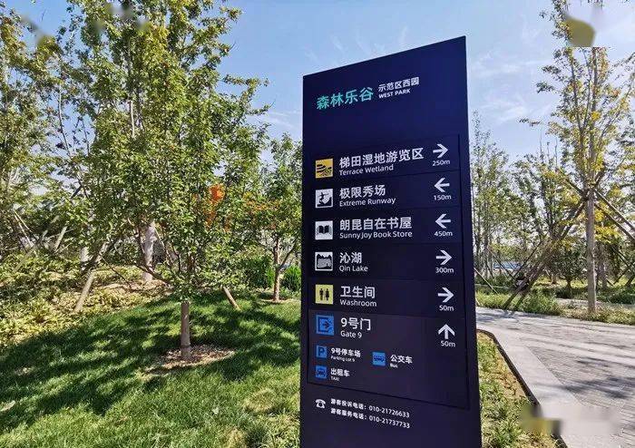 路口有清晰的指示牌,游客基本都是往【朗昆自在书屋】方向走,书屋是