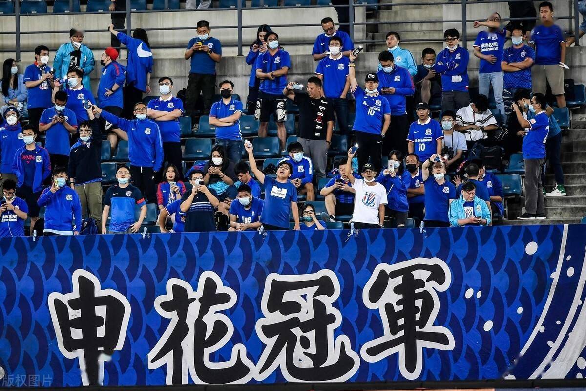 终于见到你,一起加油!申花对鲁能双方球迷入场助威