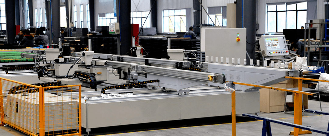 金鹏阳光门窗智能生产线避坑2:看门窗产品技术第一是看生产设备,金鹏