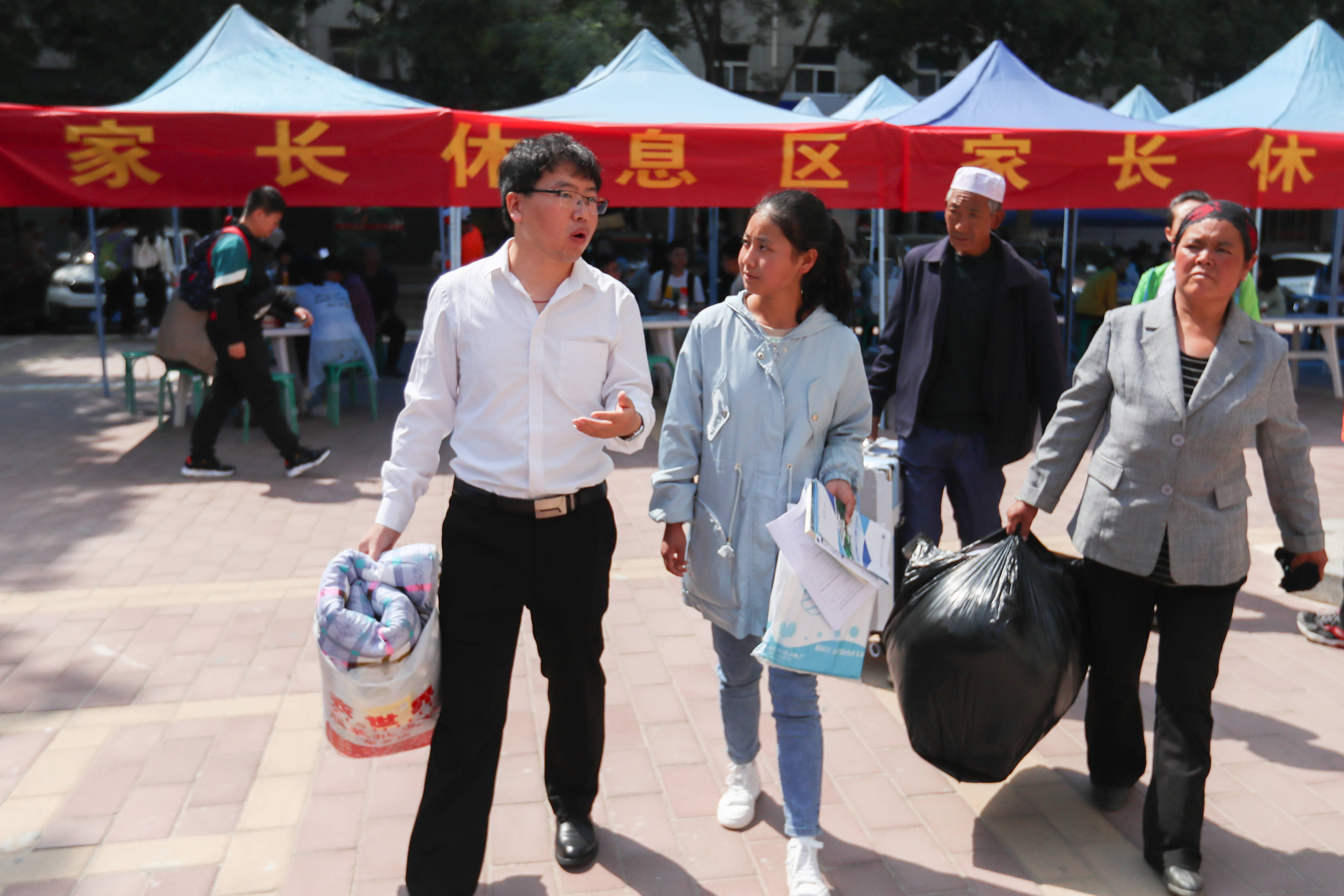 东乡族女孩妥秀英,考上大学报到了!