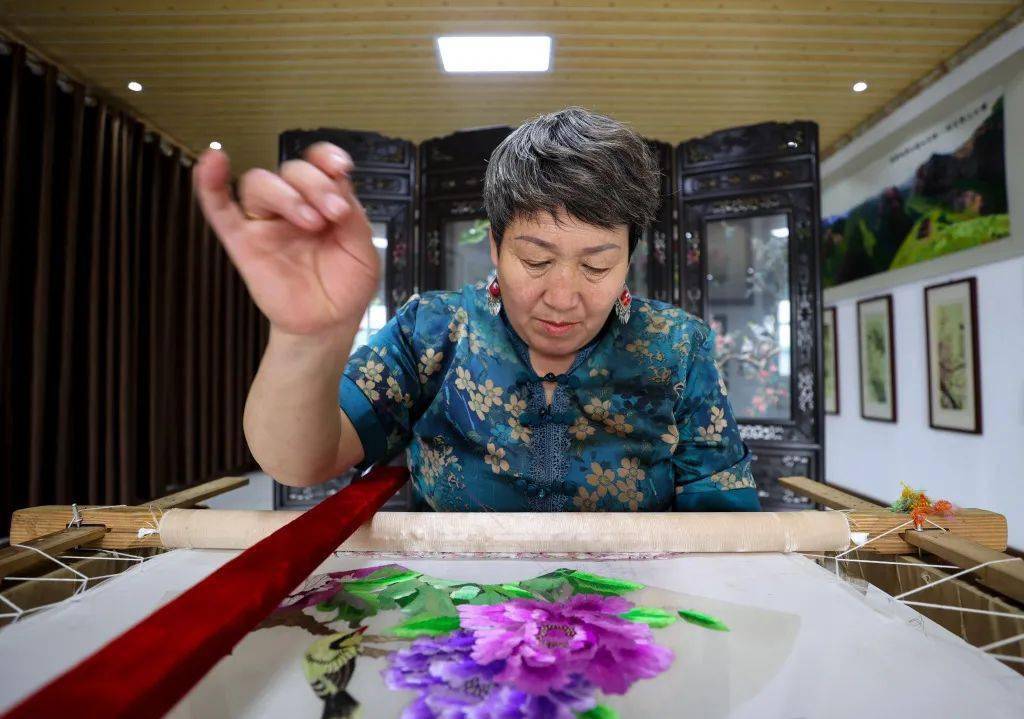 "绣"出新天地_刺绣