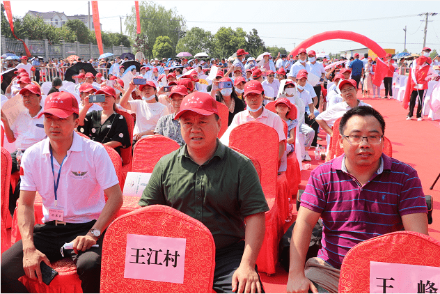 安徽无为市严桥镇首届赏荷采莲节举行