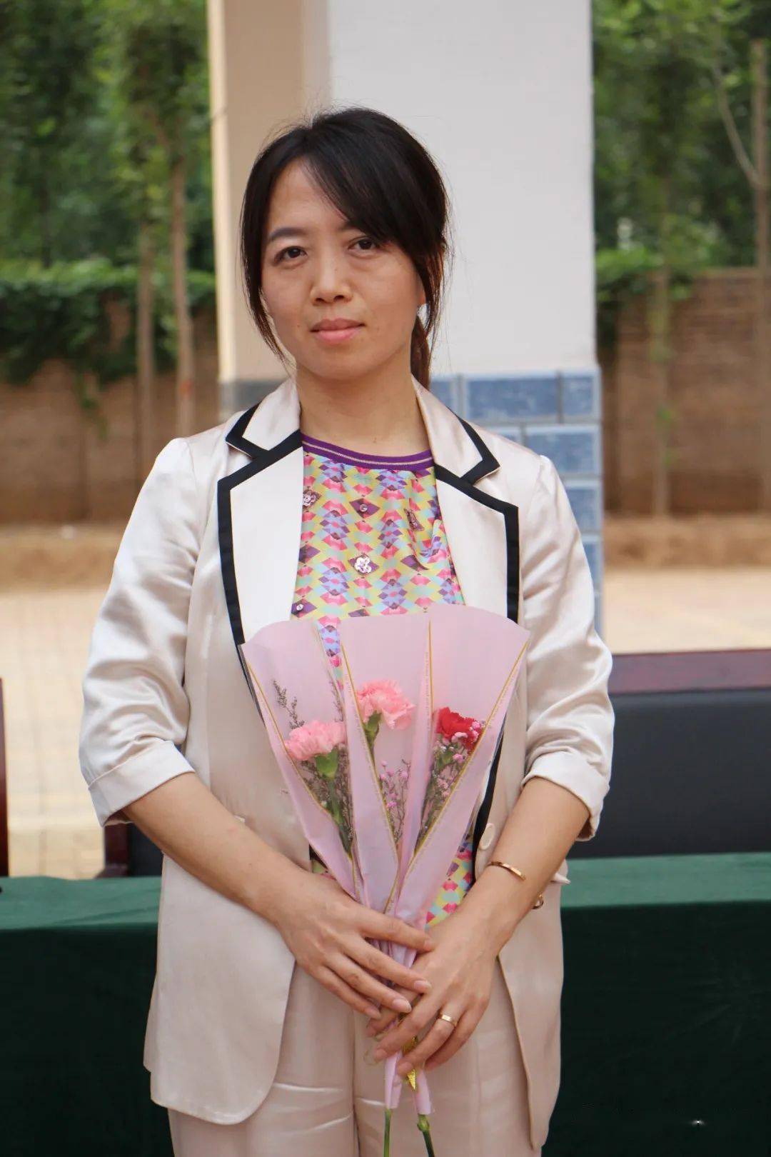 班主任团队精英教师团队由领誓人初二四班郭家铭同学带领全体学生向