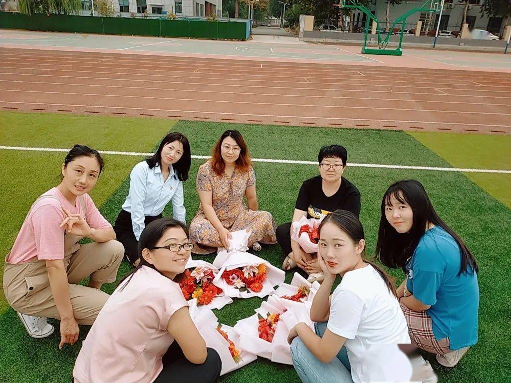 诗与鲜花传递最美的祝福周村区南郊中学开展系列活动庆祝教师节