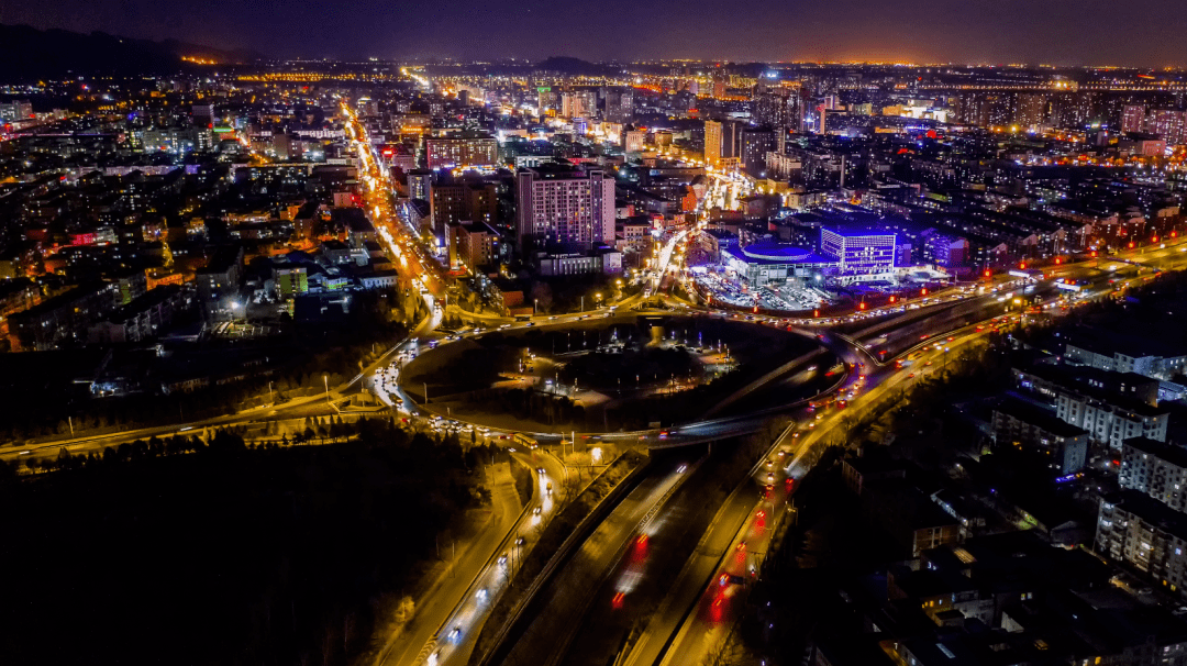 夜晚,灯光照亮了昌平城区的天空;道路上,车辆如长龙,在奔跑;路口,红