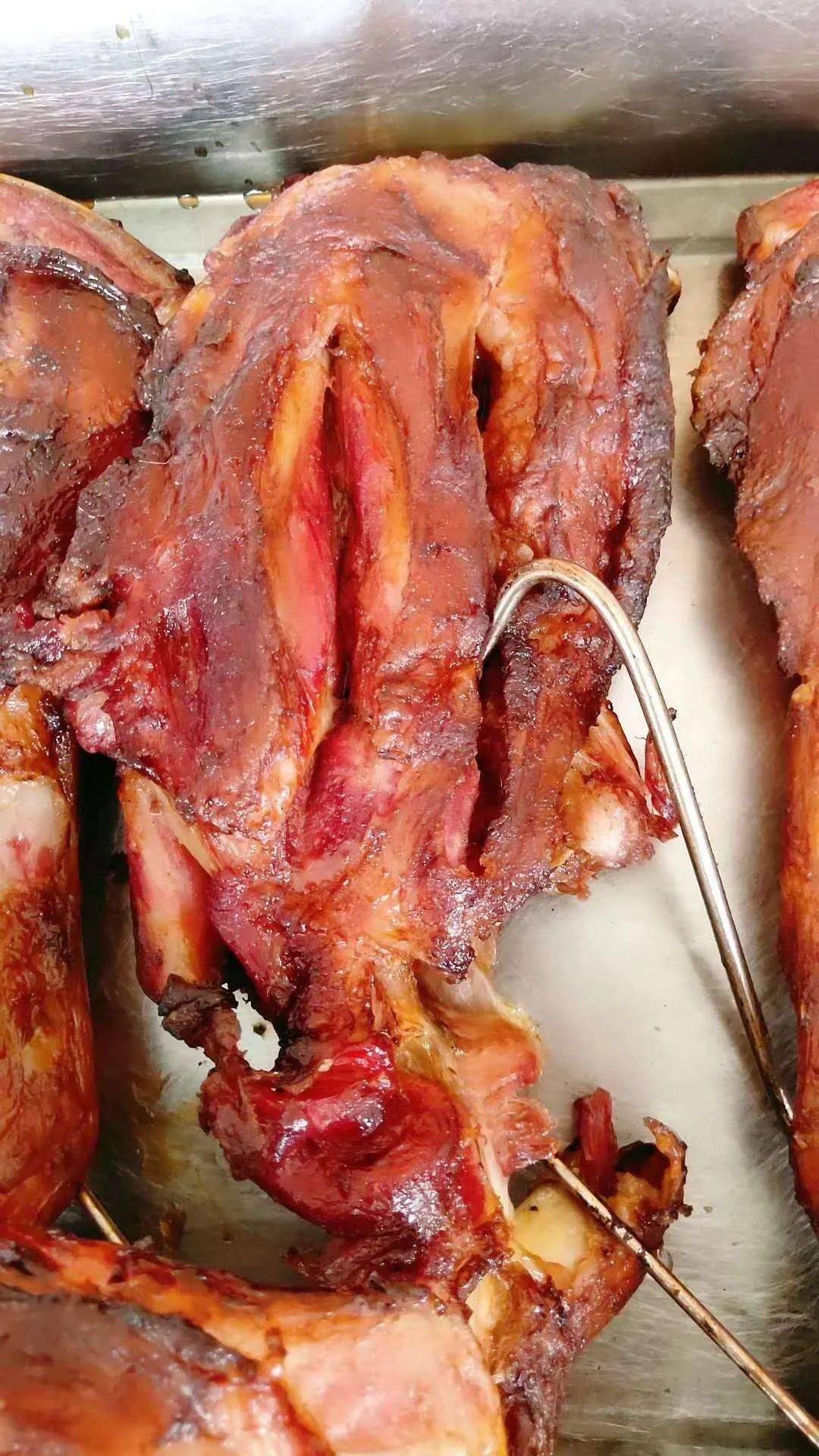 秘制大羊腿,碳火吊炉烤制!味美极致!