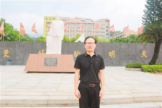 新会陈经纶中学教师农福海新会区优秀教师特等奖获得者,为学生讲好